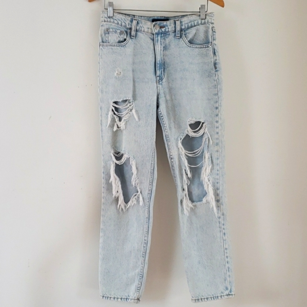 Aeropostale Women's Mom Jean, Size 4 Light wash denim.